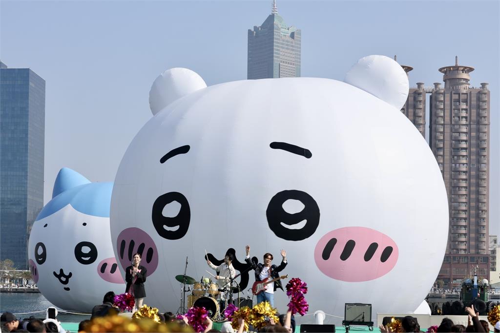 快新聞/高雄燈會正式開幕!「水門禮」迎接吉伊卡哇、小八貓 兔兔烏薩奇港邊玩耍