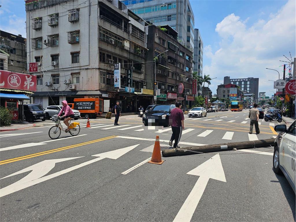 最新／北市南港車禍！大貨車猛撞電線桿　撞倒畫面驚悚曝光