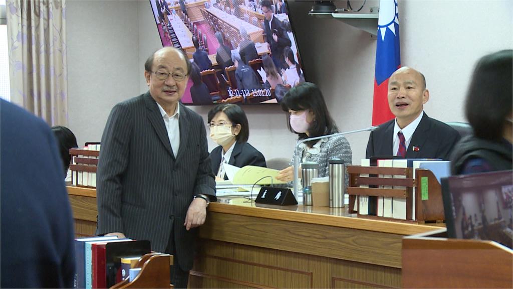 總召回來了！柯建銘拄拐杖參加朝野協商　韓國瑜：掰咖還第一個到真感動
