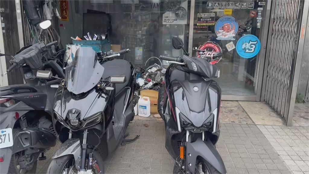 修復氧化車殼！　機車行噴槍「瞬間竄火」燒維修技師