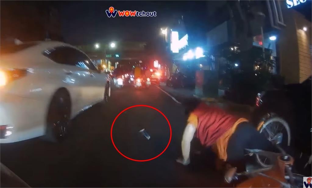 騎士騎單車邊用手機 自撞摔車手機噴險遭輾