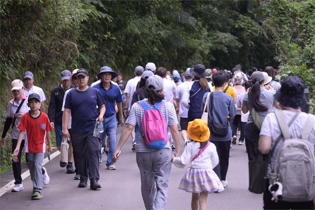 光輝十月 健步同行 徐榛蔚凝聚鄉親共創活力