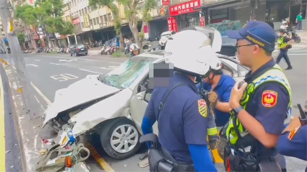 三峽北大國小旁車輛失控暴衝 15人傷4人無呼吸心跳