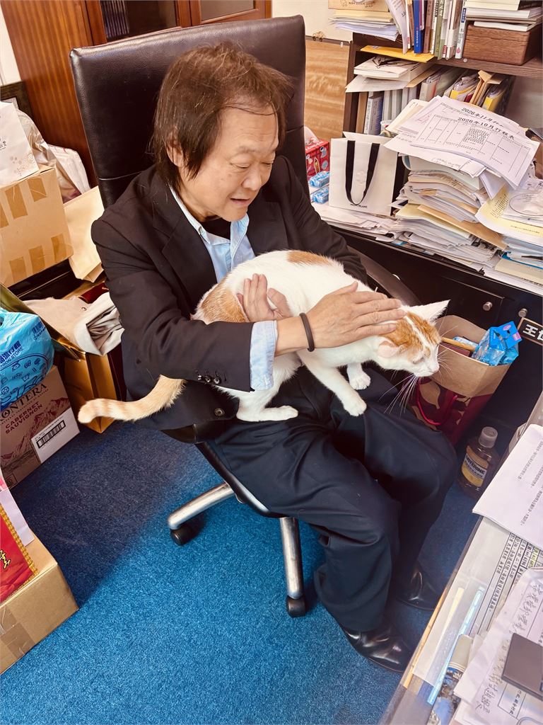 王世堅研究室辦公！下秒突闖「不速之客」畫面曝　他急抱緊安撫：嚴肅看待