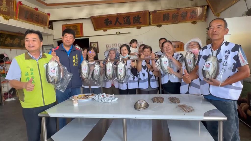 夜色中「有東西」閃亮亮　上百條虱目魚一夜干魚眼發光