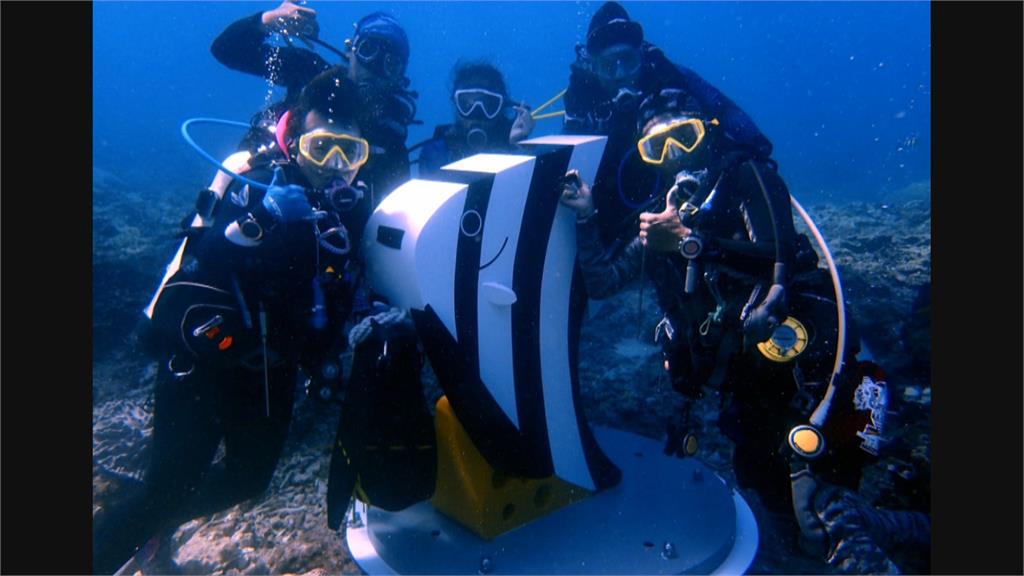 水下6.4米綠島新打卡熱點！　尖翅燕魚母子郵筒「水底陸上都能寄信」