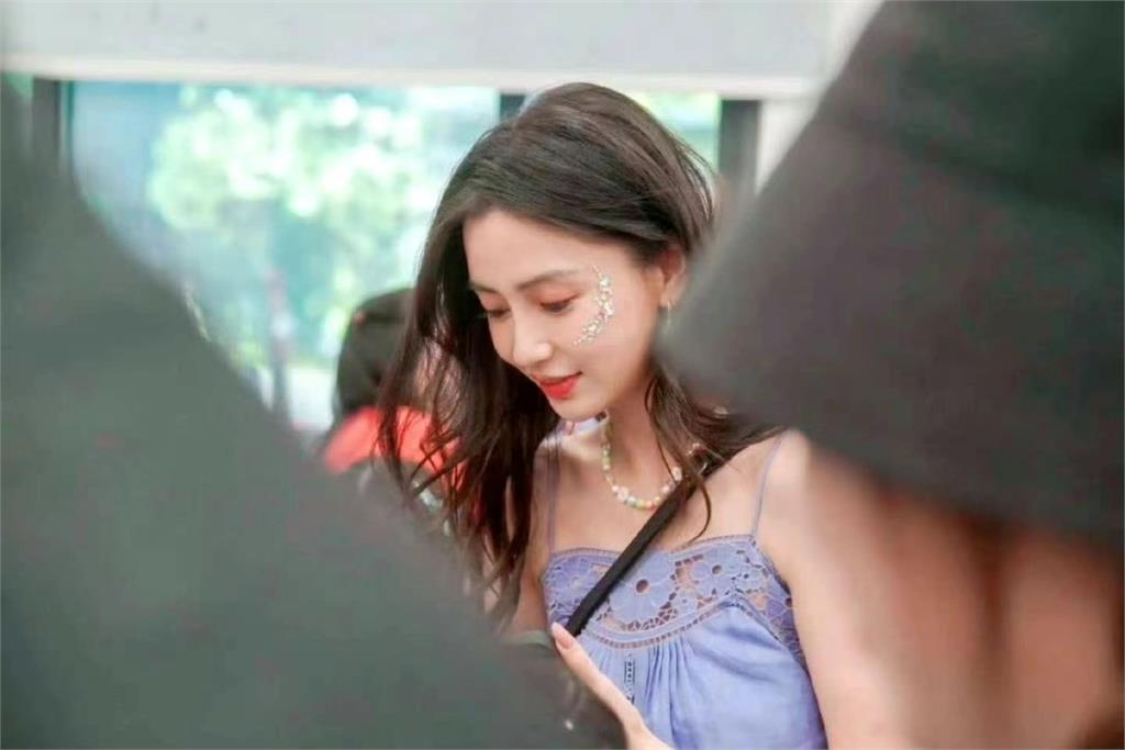 Angelababy「洋裝太透」遭批像睡衣!當媽後「頭皮油一片」網嚇:像沒洗