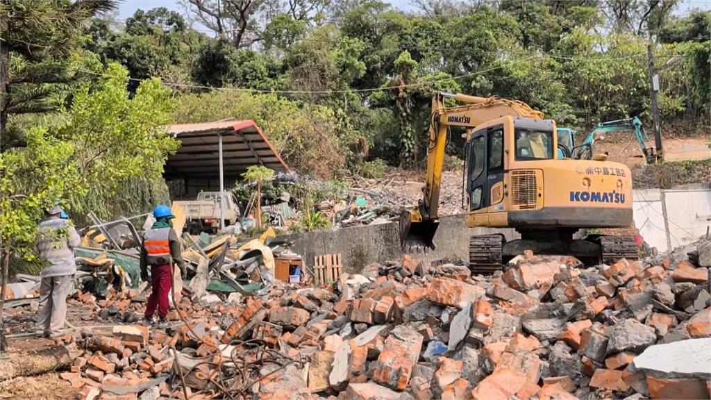 陳麗娜下跪抗議強拆澄清巷違建　陳其邁痛罵：非法關說