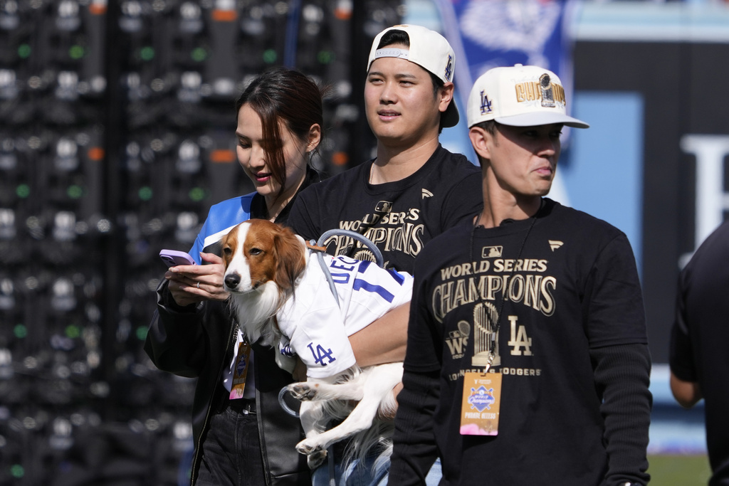 MLB(影)/超珍貴畫面!大谷翔平夫妻玩投籃 真美子飆空心球、隊友山本慘打鐵