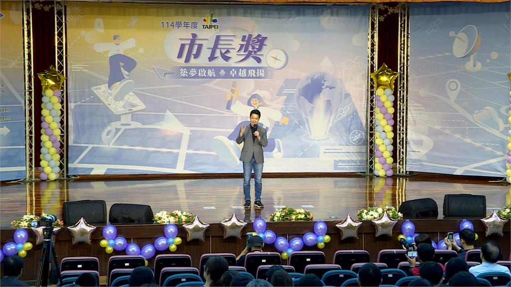 歷任市長傳統? 蔣萬安頒"市長獎"給長子俏皮玩自拍