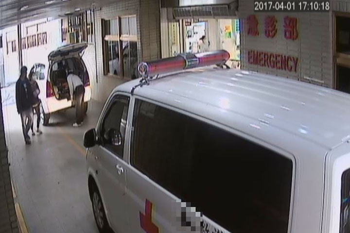 媽祖庇佑？安平天后宮信徒噎食倒地「男跪地CPR」大咖身分曝光…