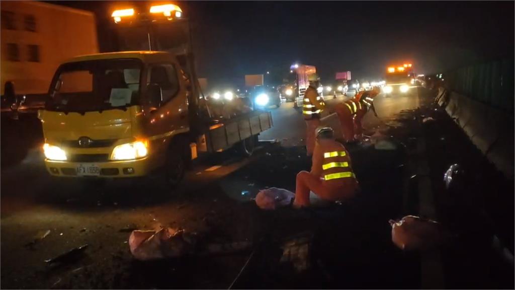 聯結車遭撞翻覆 國1嘉義段雙向塞整夜