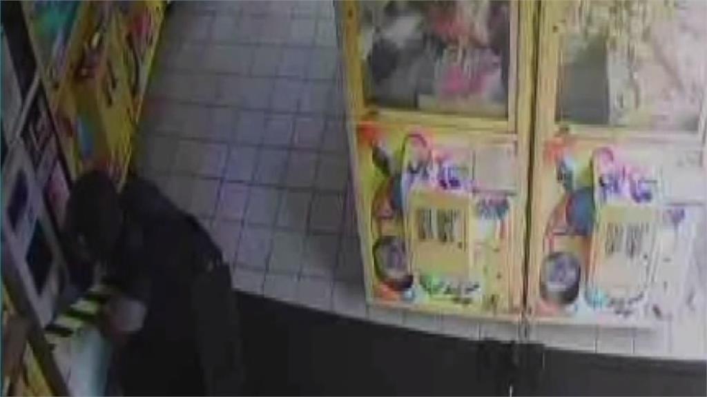 賊星該敗!紫南宮周遭娃娃機店行竊 小偷沒發現「員警就在後面」被逮