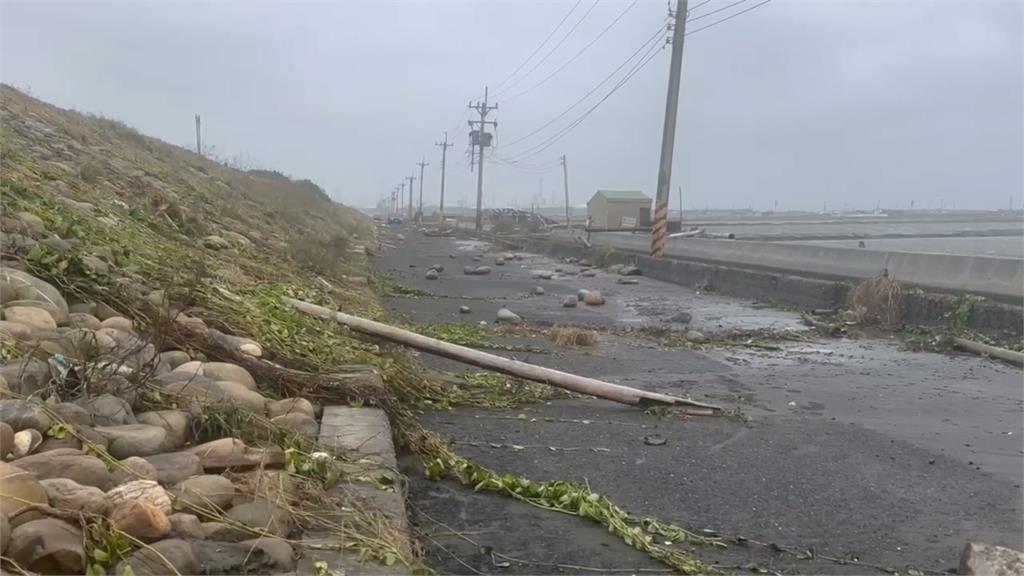 山陀兒一路向北！雲林台西掀大浪　海堤年久失修、小船被打上岸