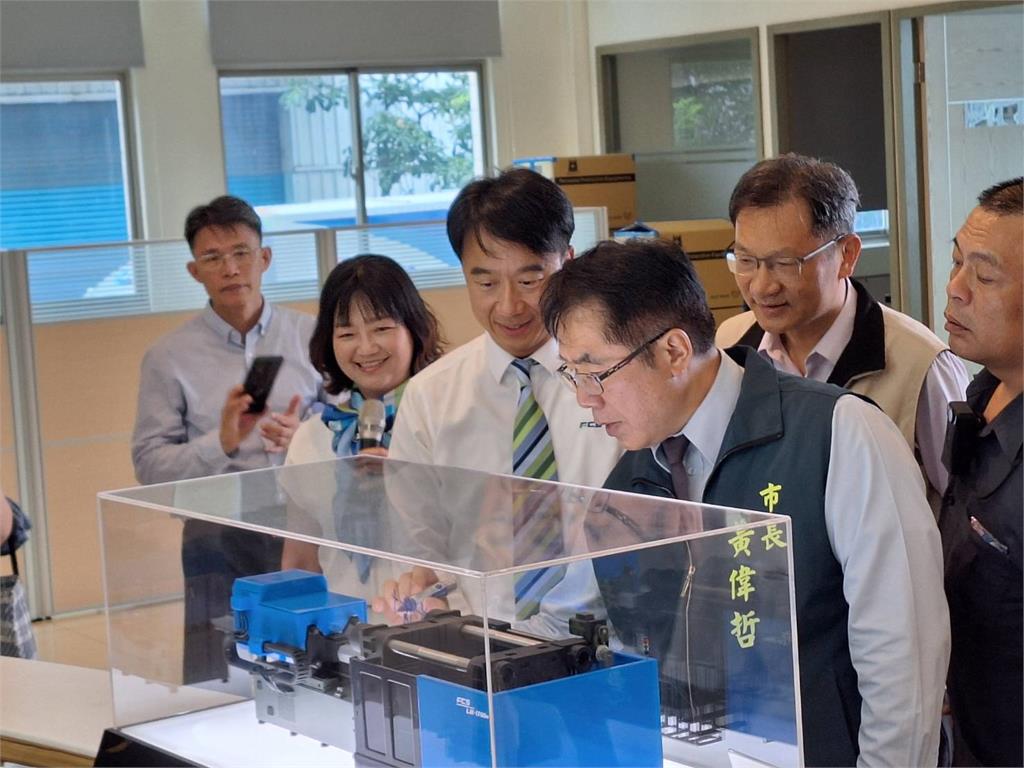 不畏關稅逆勢出口 黃偉哲肯定富強鑫轉型成功