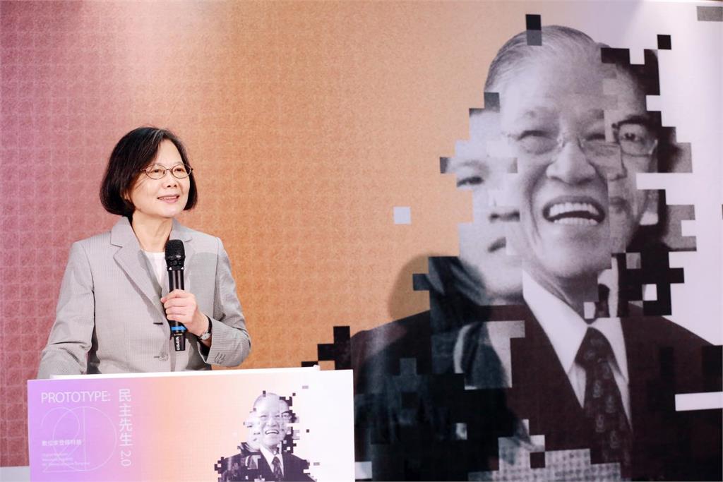 蔡英文爆料李登輝脫稿片瘋傳!網見「小英整頭爆改近況」猛放大:新造型?