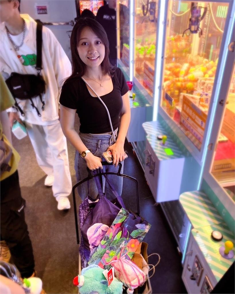 夾娃娃機店「神手妹子」竟是《海角七號》大大!陷阱黑衣太合身「實力展現」急暈萬人
