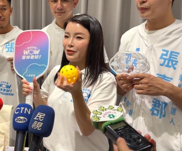 張嘉郡青年團秀競選小物　搶搭匹克球風潮挺運動
