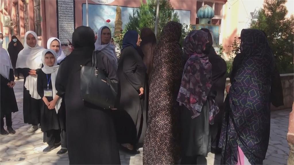 身穿繽紛繡花服挑戰塔利班！阿富汗裔學者嗆：罩袍不是我們的傳統