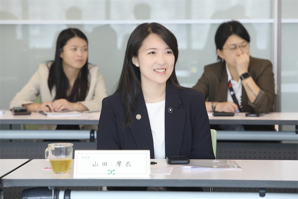 山田摩衣怒控蔣萬安學歷吃豆腐　ＳＪＤ博士級便ＪＤ碩士級