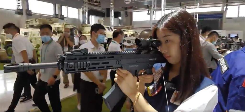 中國女主播航天展錯拿步槍「眼對瞄準鏡」網笑翻：找個專業的來