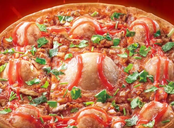 這次你行嗎？「9顆紅糟肉圓」被塞進披薩還加滿香菜　創意讓網全崩潰
