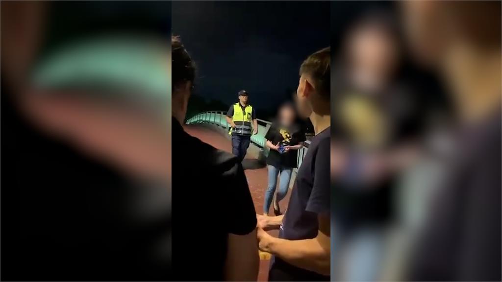 女醉後鬧大稻埕煙火節 巡邏警無故遭嗆「廢物」民眾抱屈