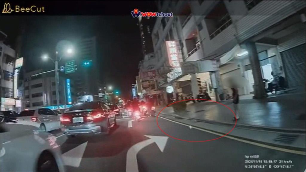 用生命打羽球? 台中市人行道打羽球險釀車禍