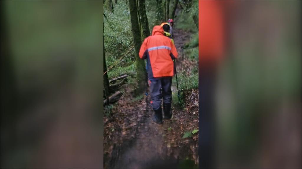 登山客腳踝嚴重扭傷難以下山 搜救隊耗時6小時冒雨揹下山