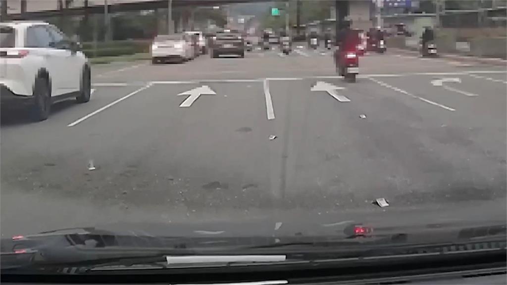 扯!運鈔車行經新北浮州橋不明原因 鈔票錢幣撒滿地