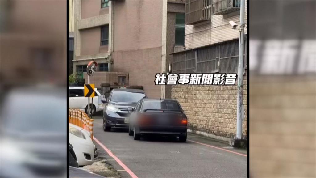 黑羊白羊過橋真實版！兩車會車互不讓僵持1個多小時