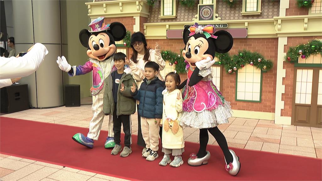 超夯！「獵魔女團」快閃店湧人潮　百貨合作香港迪士尼推打卡點慶20週年