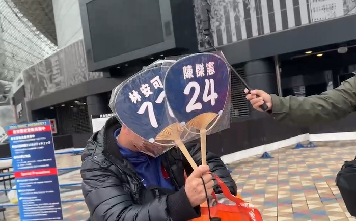 快新聞/把東京巨蛋變主場! 球迷衝現場發國旗、毛巾嗨喊:Team Taiwan
