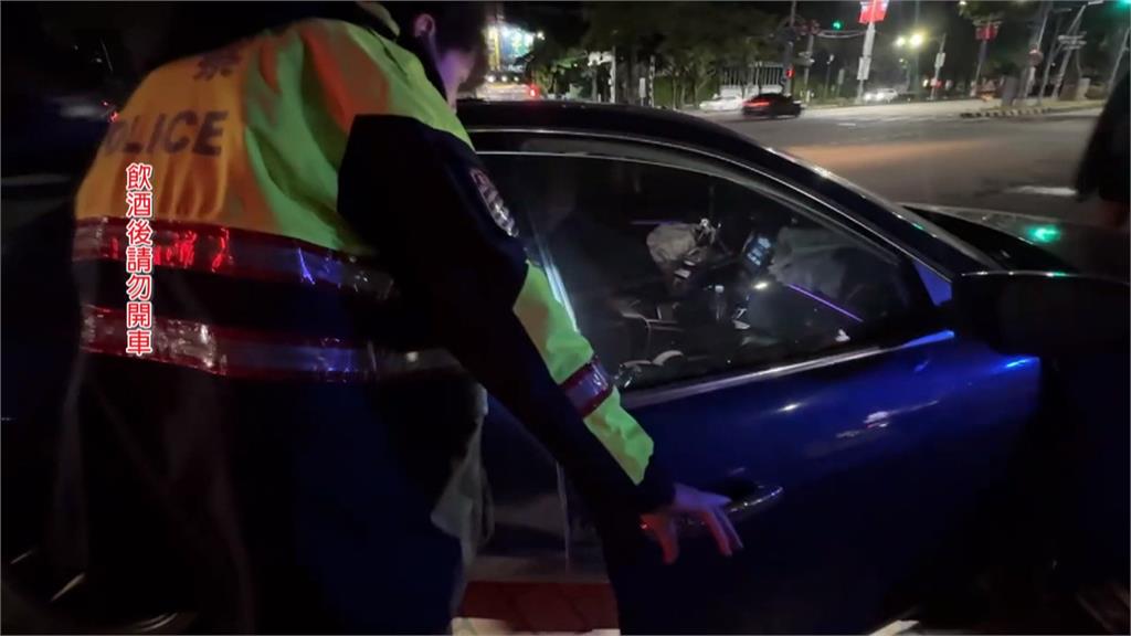 又是酒駕！轎車撞安全島再撞人行道路墩　駕駛遭逮、車內４乘客連帶開罰