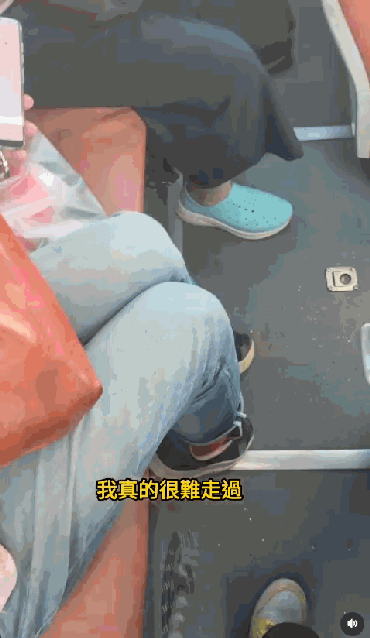 女星台北搭公車「狂被乘客擋」！突踩空「差點摔飛」驚悚1幕全被拍：很痛