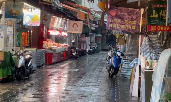 快新聞／不要再淹了！潭美颱風+東北季風雨勢增強　金山長興宮居民不敢睡覺