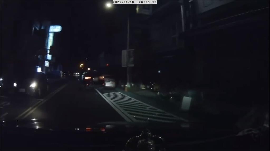 綠燈遲遲不走被按喇叭 雲林男子疑毒駕衝撞路邊車輛