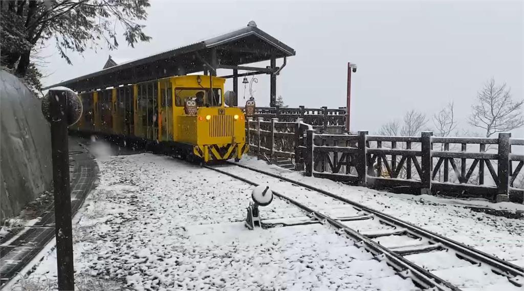 快新聞／寒流來襲！白雪覆蓋合歡山、拉拉山　太平山降冰霰呈銀白世界