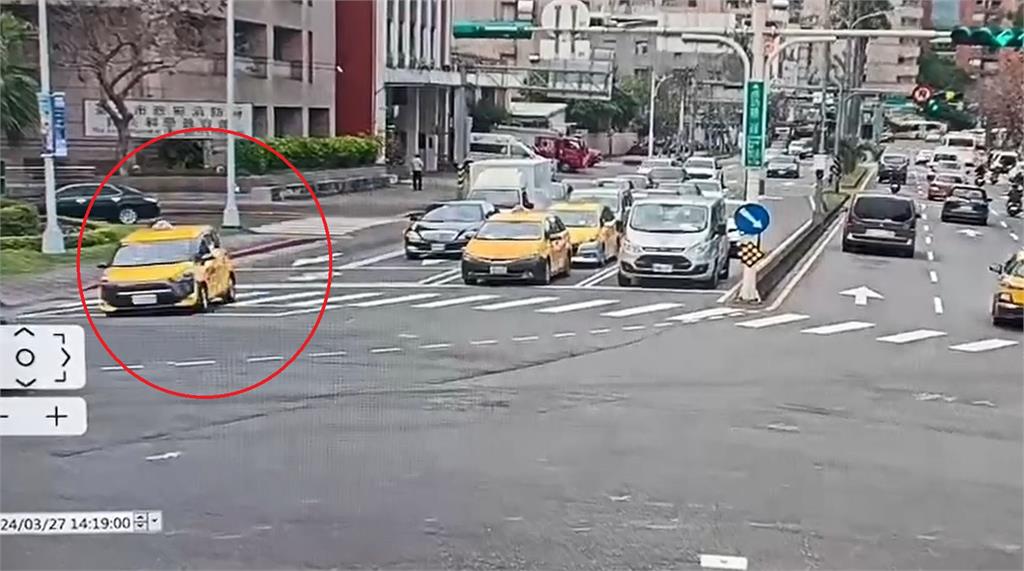 快新聞/卡在大貨車頭!內湖小黃失控連撞5車 運將命危送醫