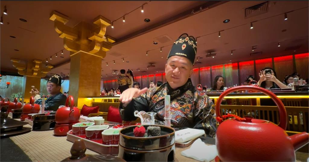 館長吃宮廷宴開啟誇誇模式!竟稱1事「台灣比不上」 館長吃宮廷宴1秒開啟「誇誇模式」!竟稱1事「台灣比不上」…網氣瘋:好反感