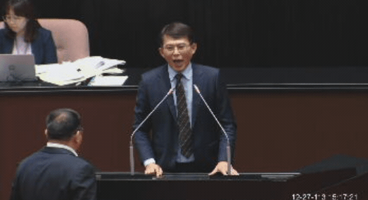 苦苓槓上黃國昌「等黃袍加身」 推王義川做1事:給台灣人最好禮物
