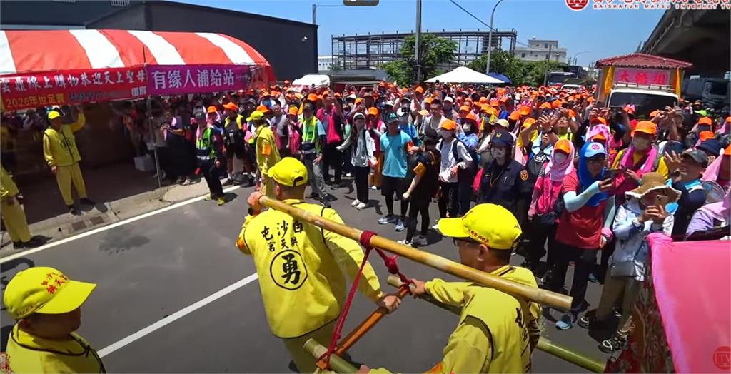 昔被媽祖海放…顏寬恒路邊發緣品「才剛走」白沙屯媽祖突停留巧妙避開