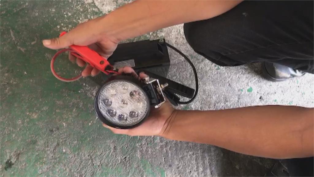台61王功段驚見「大型螢火蟲」 速度飛快!原來是汽車裝這東西