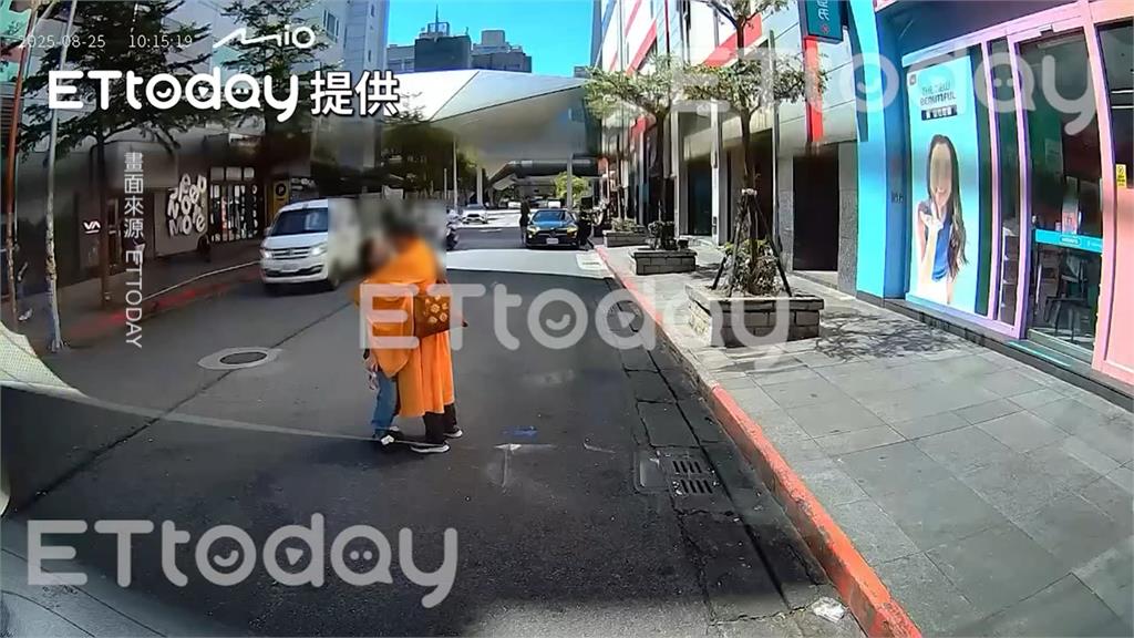 "和尚"當街擁吻女子？男偽裝出家僧眾　民俗專家：行為不妥　褻瀆宗教