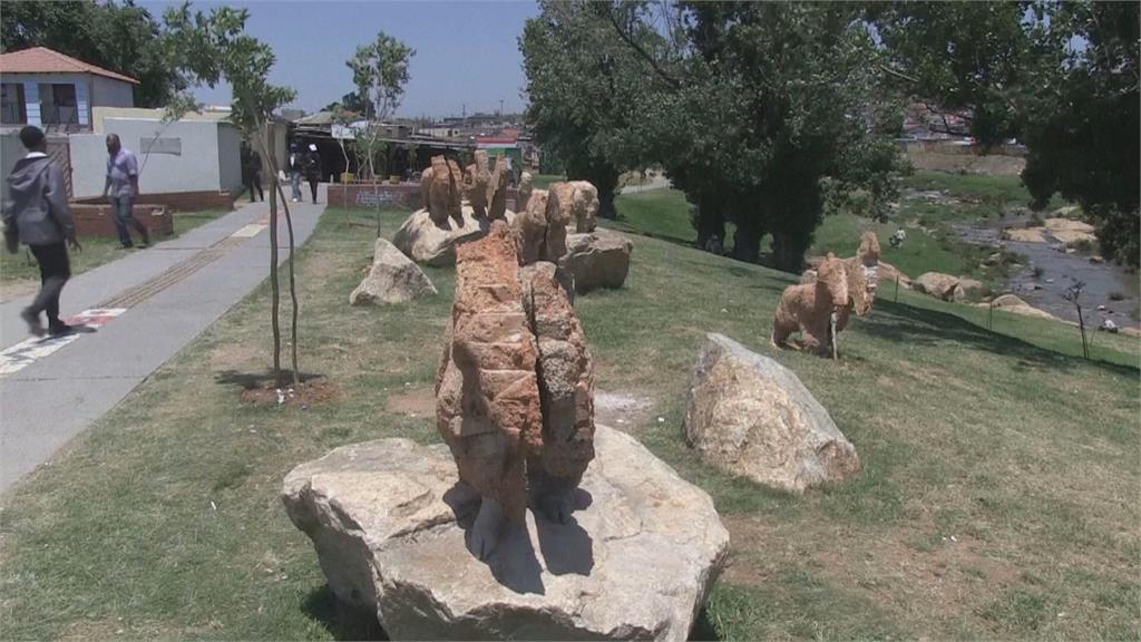 南非河川嚴重垃圾污染！　藝術家把「廢棄物打造成雕塑」