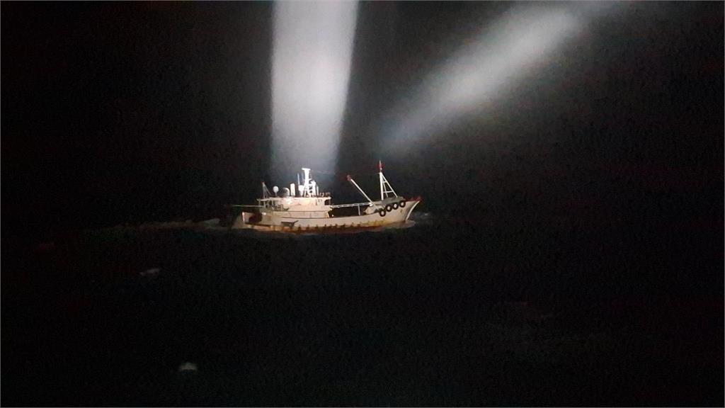 中國漁船趁夜闖澎湖海域捕「白金土魠魚」 海巡署廣播強勢驅離