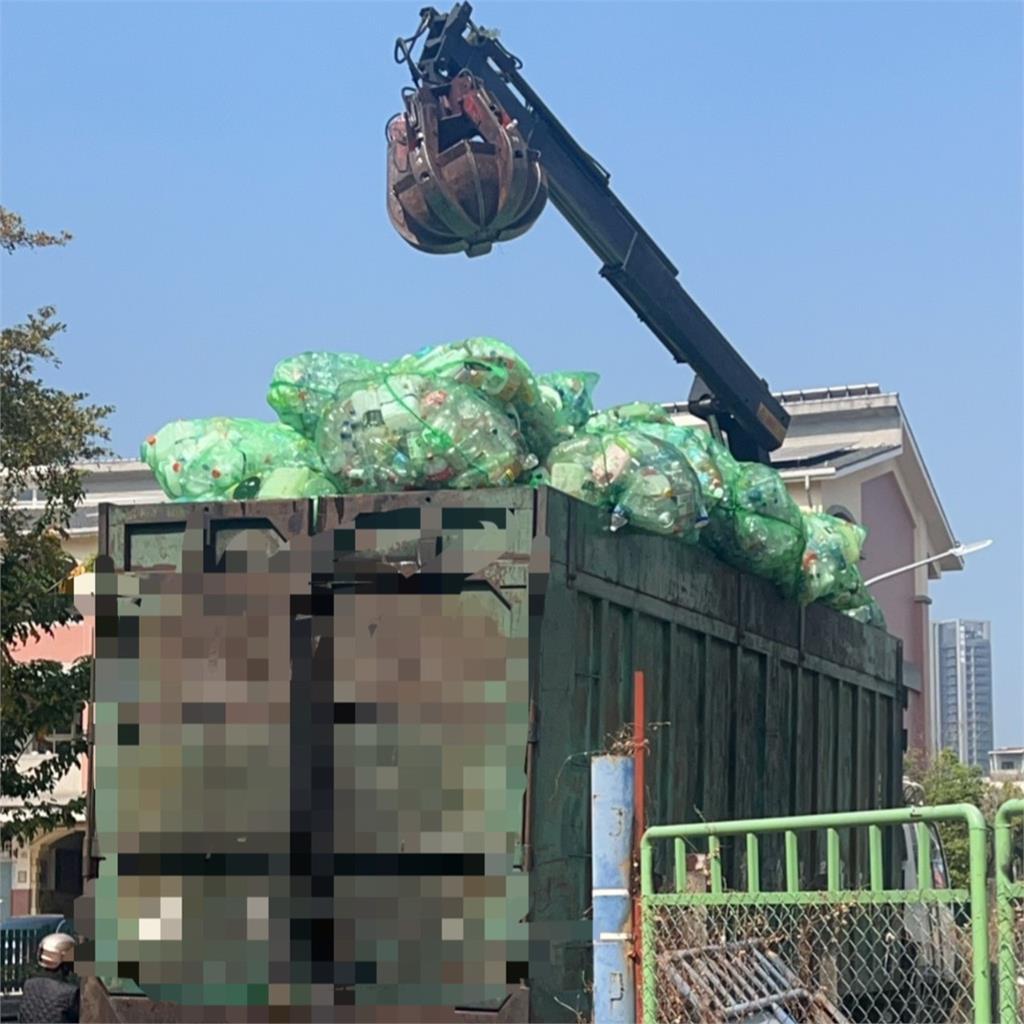 快新聞／回收物裝太高！高雄大貨車「擊落」紅綠燈橫桿　駕駛恐挨罰