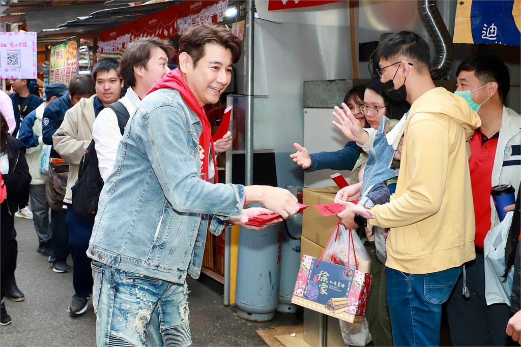 《愛的榮耀》演員迪化街發送紅包袋 慶祝收視大開紅盤一千份10分鐘發光！