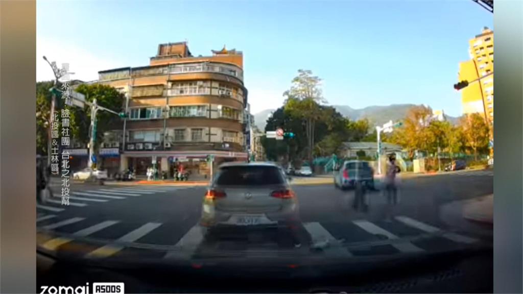 闖紅燈過馬路害轎車急煞 新北男竟還丟水瓶攻擊