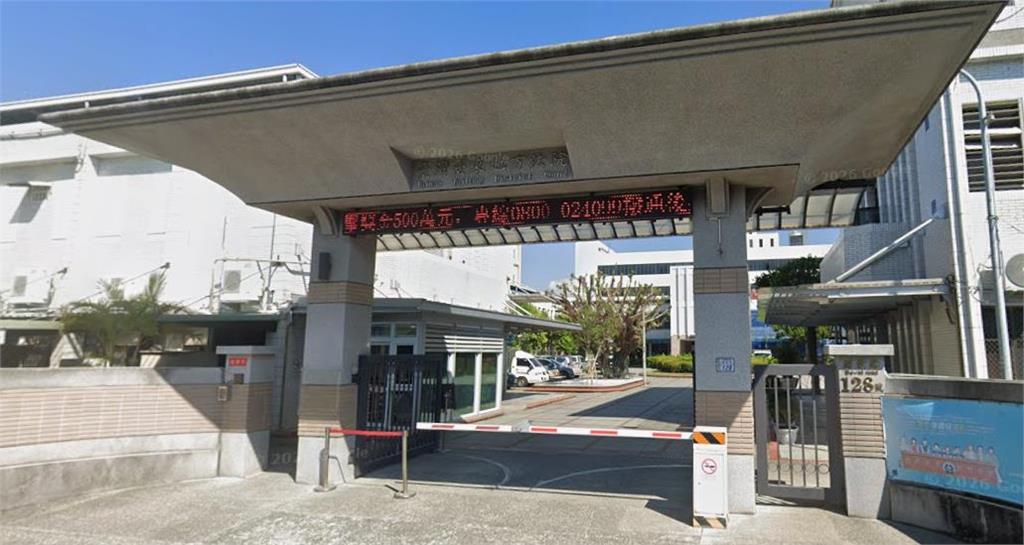 妹子露營洗澡驚見「門縫卡橘色iPhone」…下秒猛喊1句自救！台東偷拍狼下場慘了